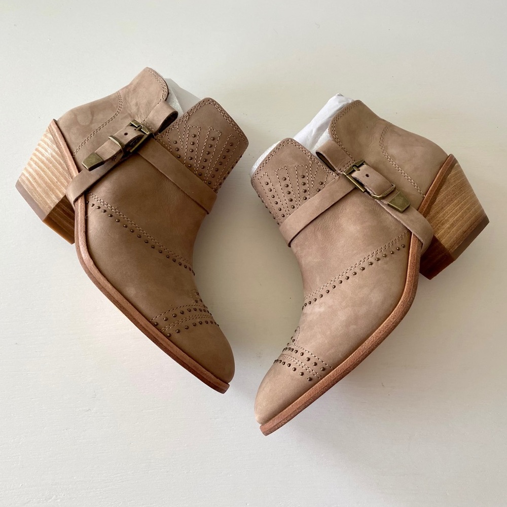 ✨New VINCE CAMUTO Dorintina Nubuck Booties Taupe - Picture 5 of 9